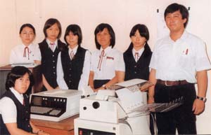 IBM5110をかこんだ岩田さんとパソコン部のメンバー